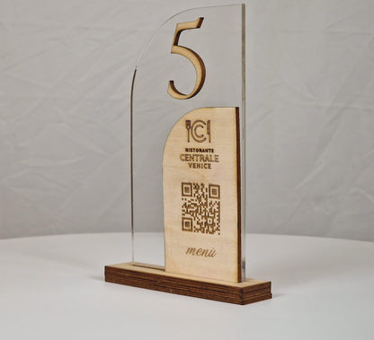 Segnatavolo in Plexiglass e Legno per Ristorante, Pizzeria, Bar, Trattoria | Segnaposto Numerato Personalizzato Intaglio Laser, con QR code per Menù on line e Logo Aziendale.