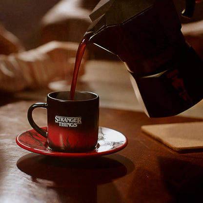 Bialetti Moka Express Stranger Things 6 Tazze, Pomolo Musicale con ricarica USB C, Non adatta ad induzione, 6 Tazze (270ml), Nero