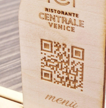 Segnatavolo in Plexiglass e Legno per Ristorante, Pizzeria, Bar, Trattoria | Segnaposto Numerato Personalizzato Intaglio Laser, con QR code per Menù on line e Logo Aziendale.