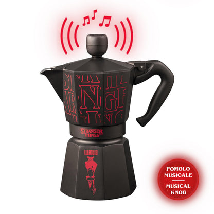 Bialetti Moka Express Stranger Things 6 Tazze, Pomolo Musicale con ricarica USB C, Non adatta ad induzione, 6 Tazze (270ml), Nero