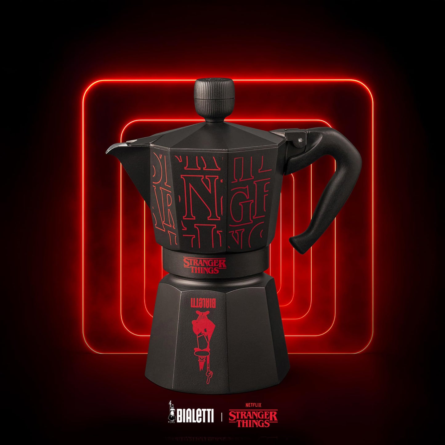 Bialetti Moka Express Stranger Things 6 Tazze, Pomolo Musicale con ricarica USB C, Non adatta ad induzione, 6 Tazze (270ml), Nero