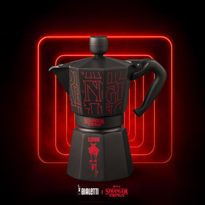 Bialetti Moka Express Stranger Things 6 Tazze, Pomolo Musicale con ricarica USB C, Non adatta ad induzione, 6 Tazze (270ml), Nero