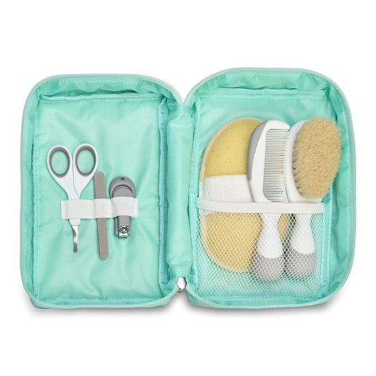 Chicco- Set da Viaggio Igiene per Bambini, 6 Pezzi, Spazzola e Pettine, Guanto Spugna, Forbici con Punte Arrotondate, Tagliaunghie e Limette USA e Getta