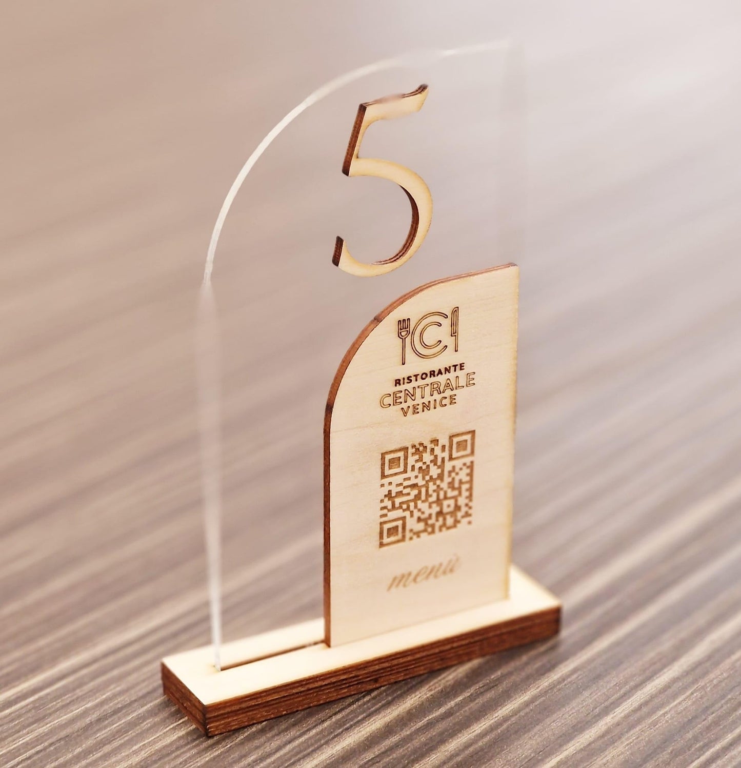 Segnatavolo in Plexiglass e Legno per Ristorante, Pizzeria, Bar, Trattoria | Segnaposto Numerato Personalizzato Intaglio Laser, con QR code per Menù on line e Logo Aziendale.