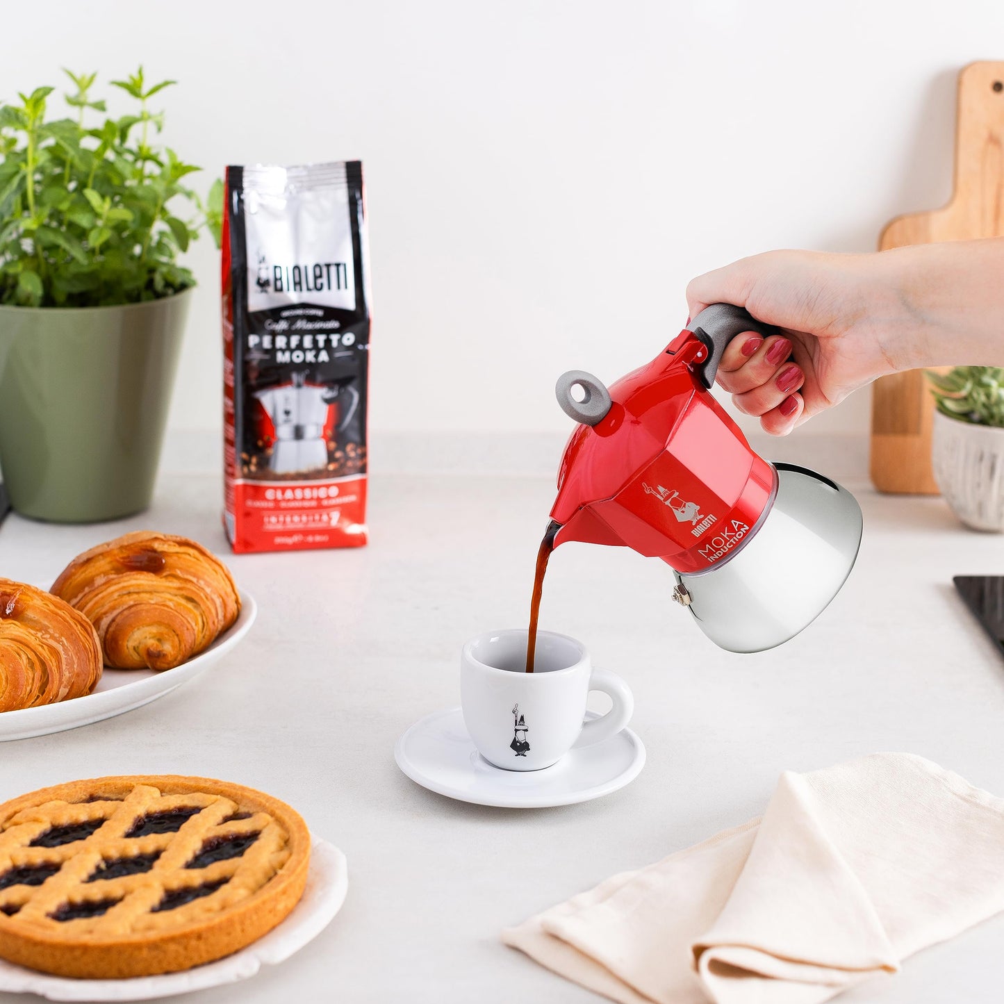 Bialetti Caffettiera Moka Induction, 4 Tazze (150 ml), Adatta a Tutti i piani cottura, Design Elegante, Rosso