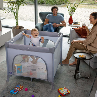 Chicco Open Box Lettino Neonati da Viaggio per Bebè e Bambini dalla Nascita fino a 15 kg, Pieghevole e Compatto, Culla da Campeggio con Tappeto Gioco, Finestre in Rete, 4 Maniglie e Borsa da Viaggio
