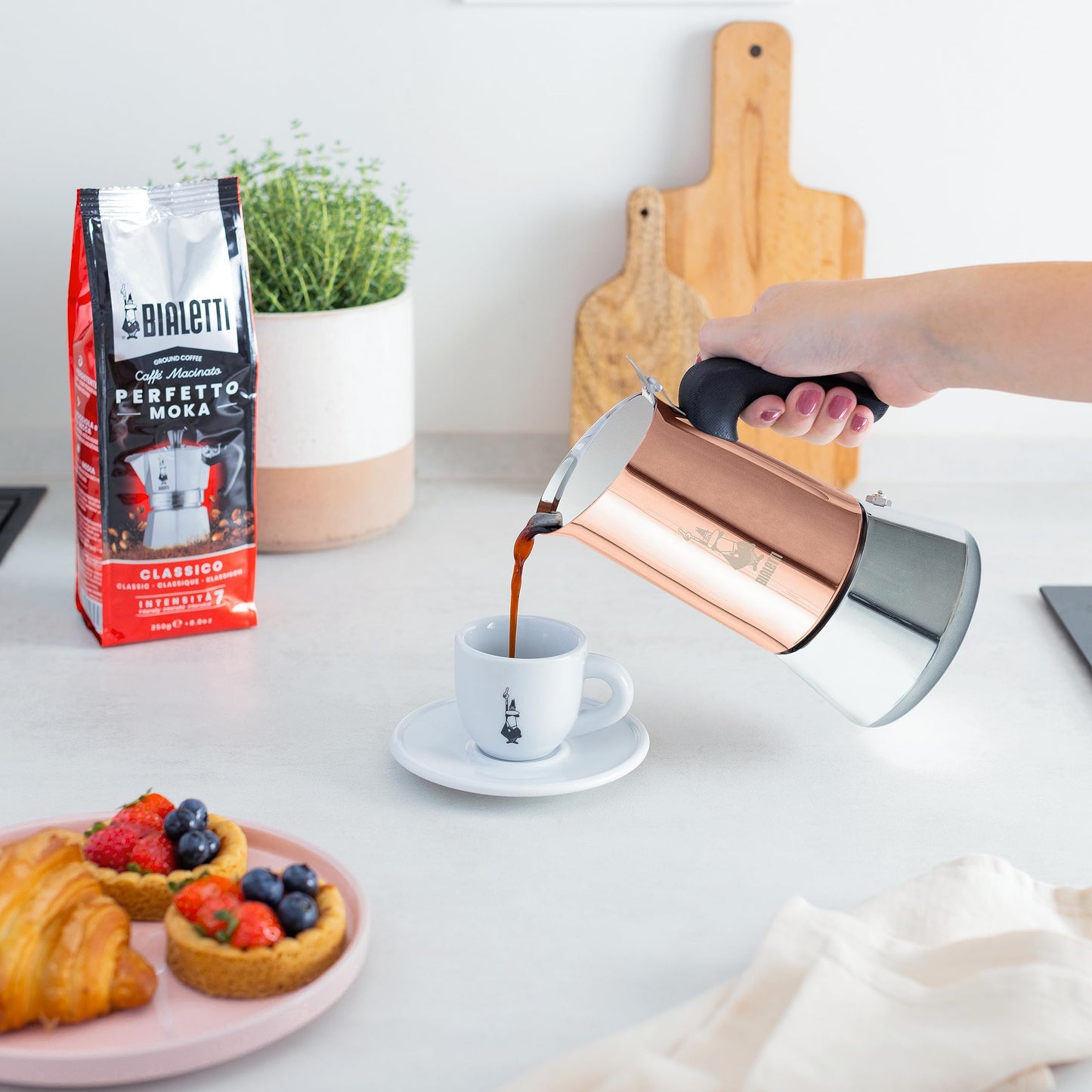 Bialetti Caffettiera New Venus Bronze 4 Tazze, Manico anti scottatura, Adatta a Induzione, 4 Tazze (170 ml), Acciaio Inossidabile, Bronzo