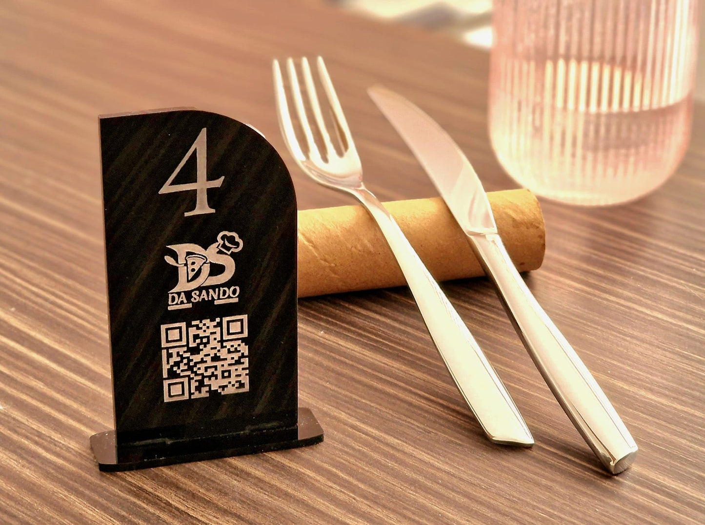 Segnatavolo Numerato in Plexiglass Lucido 80mm x h120mm per Ristotante Pizzeria | Segnatavoli Personalizzabili con Logo e Codice QR menù Digitale | Possibile Incisione Fronte-Retro