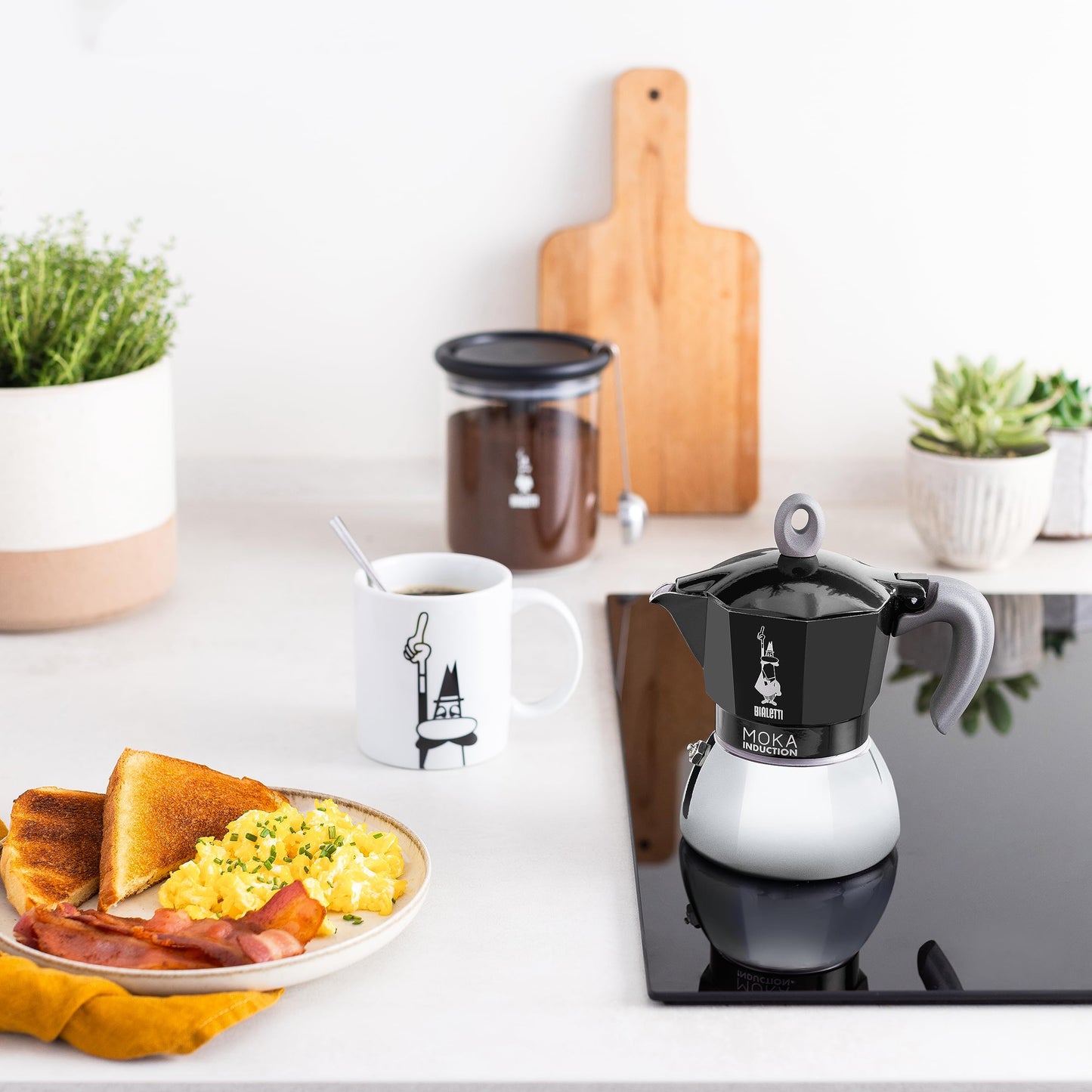 Bialetti - Moka a induzione, caffettiera moka, adatta a tutti i tipi di piani cottura, 4 tazze di caffè espresso (150 ml), nero