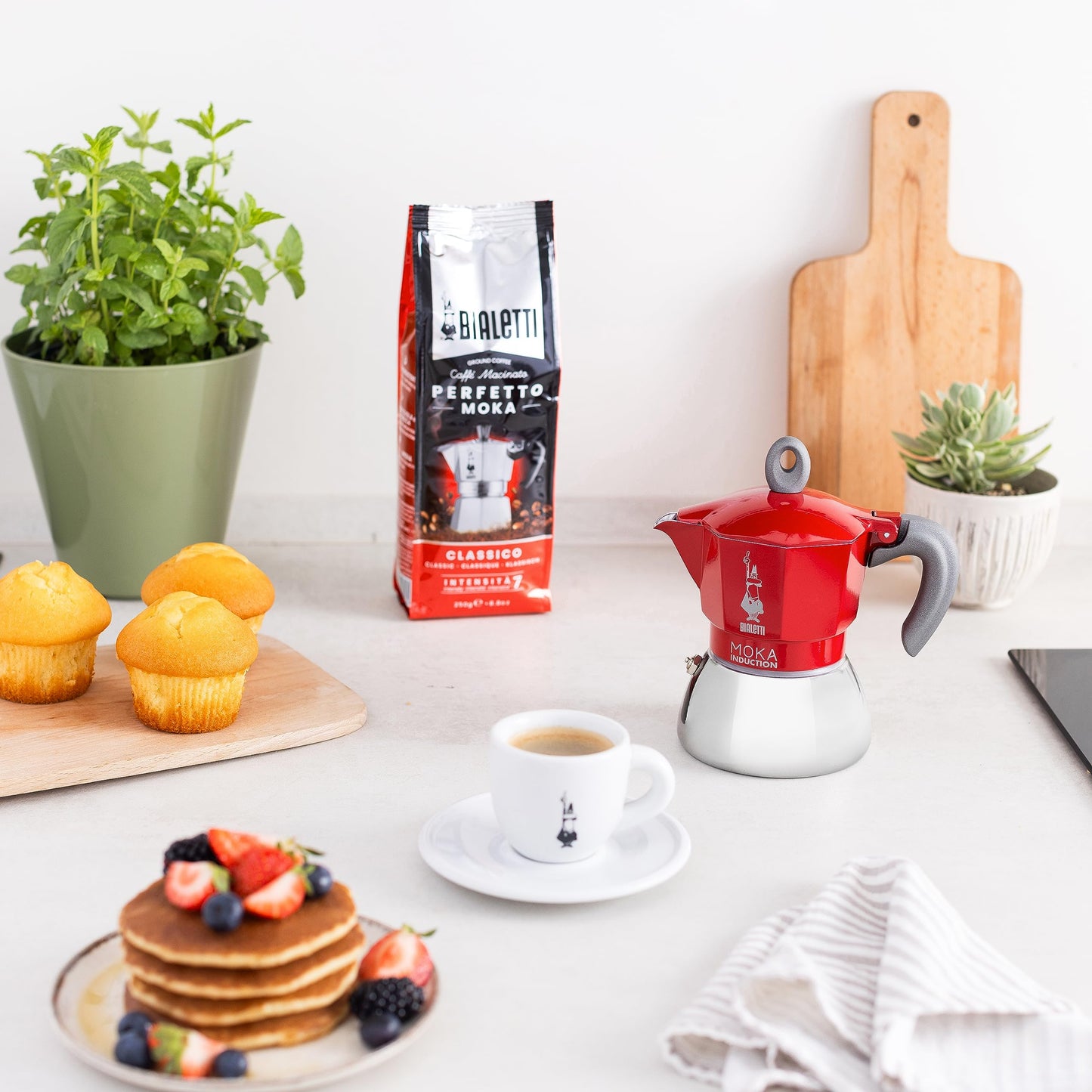 Bialetti Caffettiera Moka Induction, 4 Tazze (150 ml), Adatta a Tutti i piani cottura, Design Elegante, Rosso