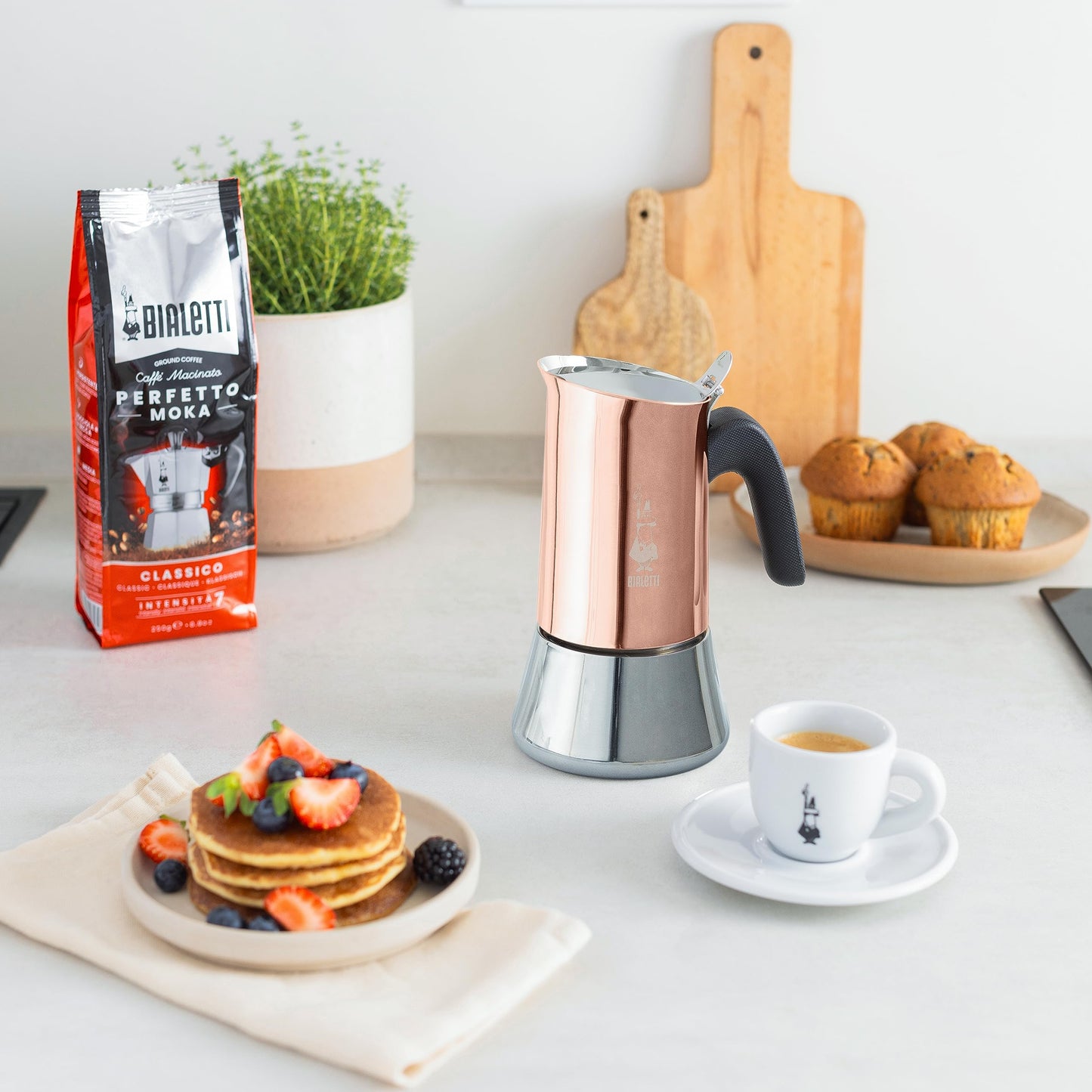 Bialetti Caffettiera New Venus Bronze 4 Tazze, Manico anti scottatura, Adatta a Induzione, 4 Tazze (170 ml), Acciaio Inossidabile, Bronzo