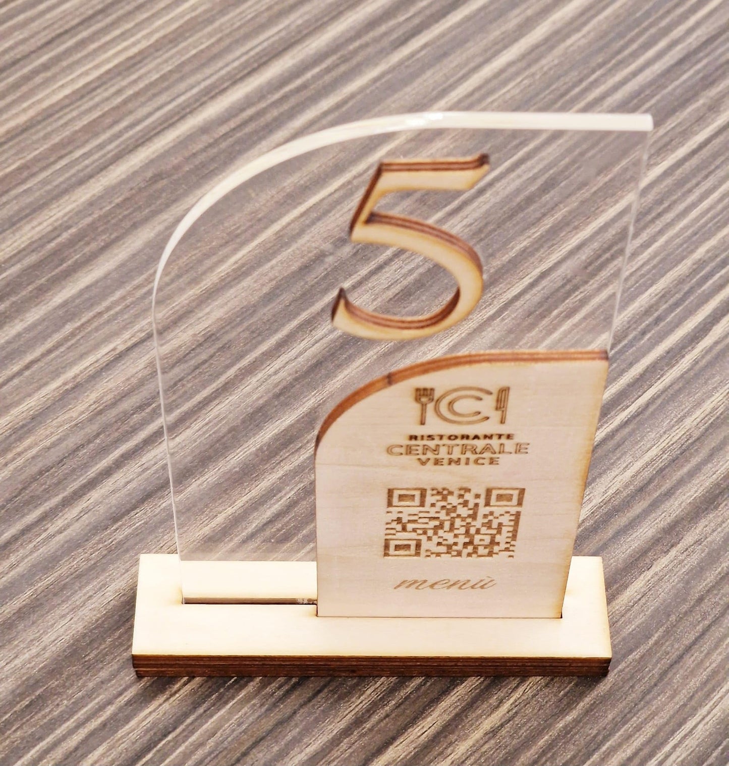 Segnatavolo in Plexiglass e Legno per Ristorante, Pizzeria, Bar, Trattoria | Segnaposto Numerato Personalizzato Intaglio Laser, con QR code per Menù on line e Logo Aziendale.
