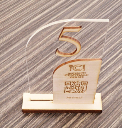 Segnatavolo in Plexiglass e Legno per Ristorante, Pizzeria, Bar, Trattoria | Segnaposto Numerato Personalizzato Intaglio Laser, con QR code per Menù on line e Logo Aziendale.