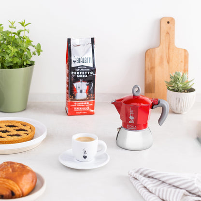 Bialetti Caffettiera Moka Induction, 2 Tazze (100 ml), Adatta a Tutti i piani cottura, Design Elegante, Rosso