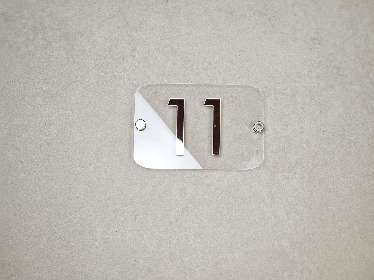 Targa con Numero Civico in Plexiglass Trasparente 15x10 cm, Numeri Specchiati per Esterno e Interno Moderno Elegante | Spessore 3mm. Distanziatori da 25mm Inclusi | Targa Civica di Design