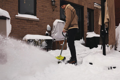 Ryobi RY18ST25A-0, Spazzaneve a Batteria 18V One+, Fresa per Neve con Larghezza di Lavoro 25 cm, Profondità di sgombero 15 cm con Lama in Plastica, Maniglia Regolabile e Impugnatura Ergonomica