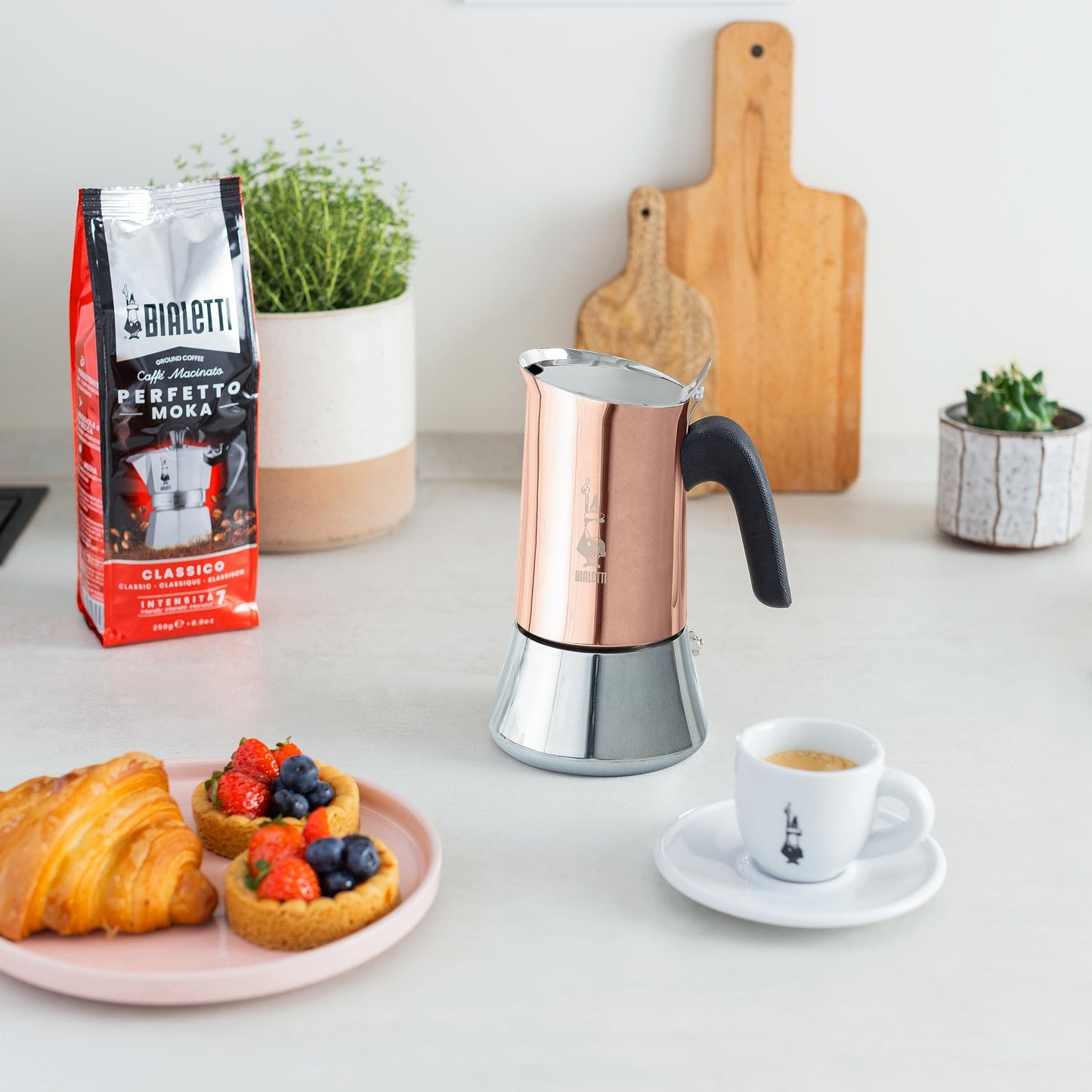 Bialetti Caffettiera New Venus Bronze 4 Tazze, Manico anti scottatura, Adatta a Induzione, 4 Tazze (170 ml), Acciaio Inossidabile, Bronzo