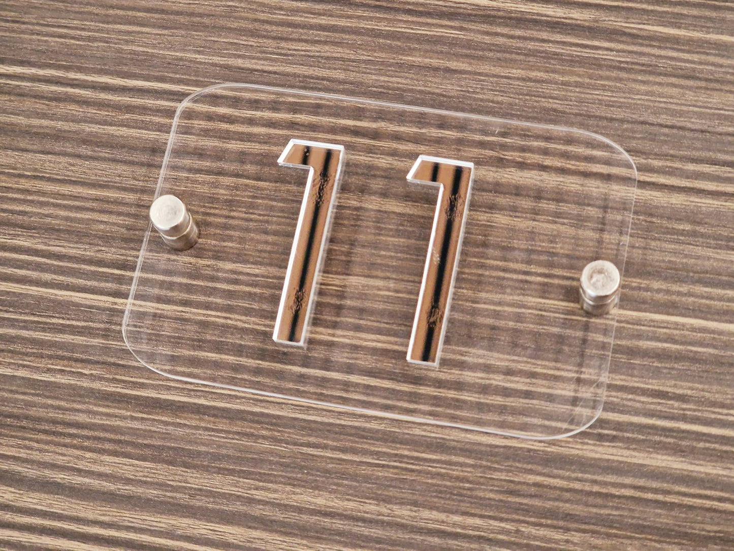 Targa con Numero Civico in Plexiglass Trasparente 15x10 cm, Numeri Specchiati per Esterno e Interno Moderno Elegante | Spessore 3mm. Distanziatori da 25mm Inclusi | Targa Civica di Design