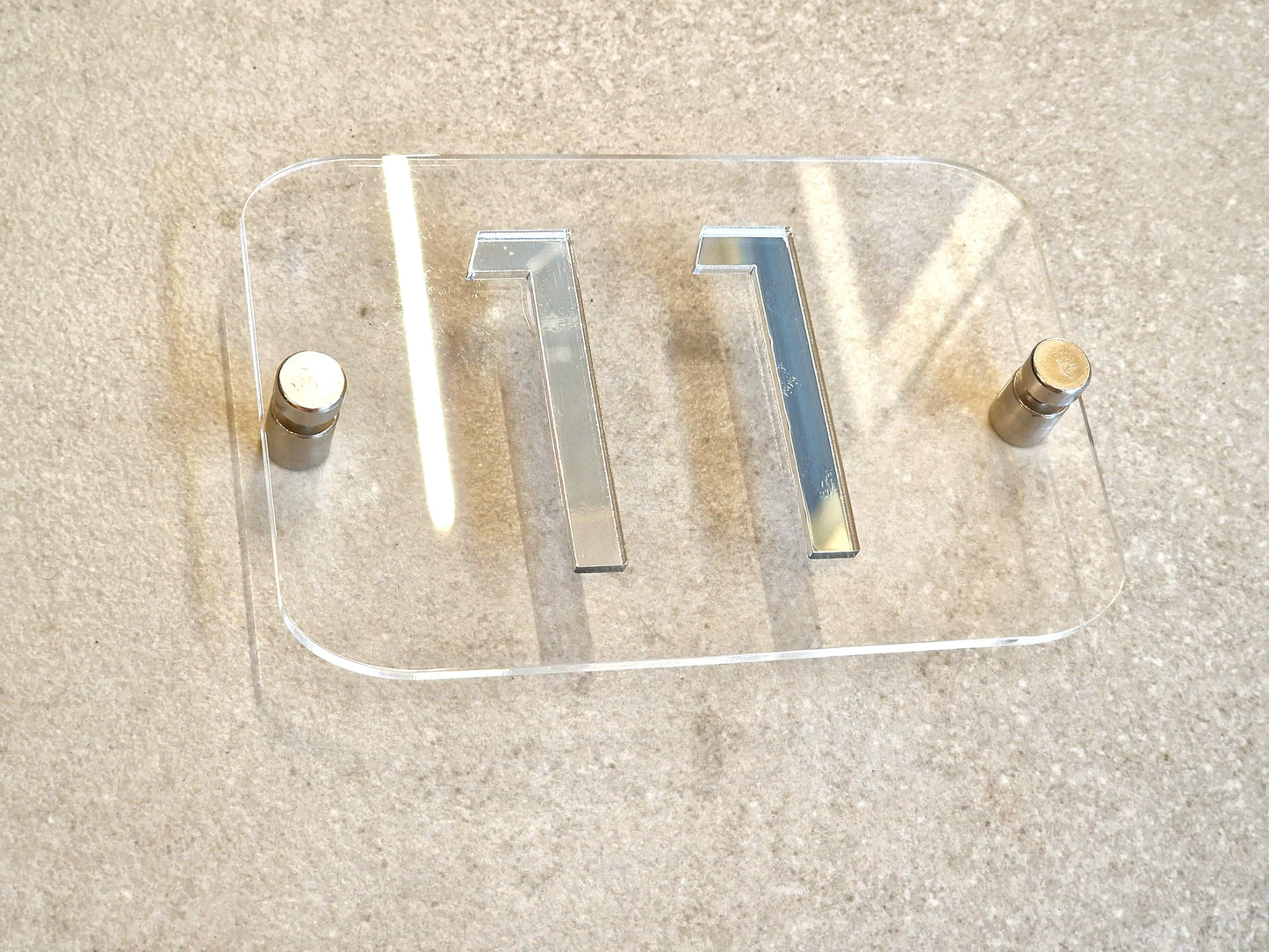 Targa con Numero Civico in Plexiglass Trasparente 15x10 cm, Numeri Specchiati per Esterno e Interno Moderno Elegante | Spessore 3mm. Distanziatori da 25mm Inclusi | Targa Civica di Design