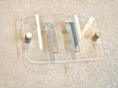 Targa con Numero Civico in Plexiglass Trasparente 15x10 cm, Numeri Specchiati per Esterno e Interno Moderno Elegante | Spessore 3mm. Distanziatori da 25mm Inclusi | Targa Civica di Design