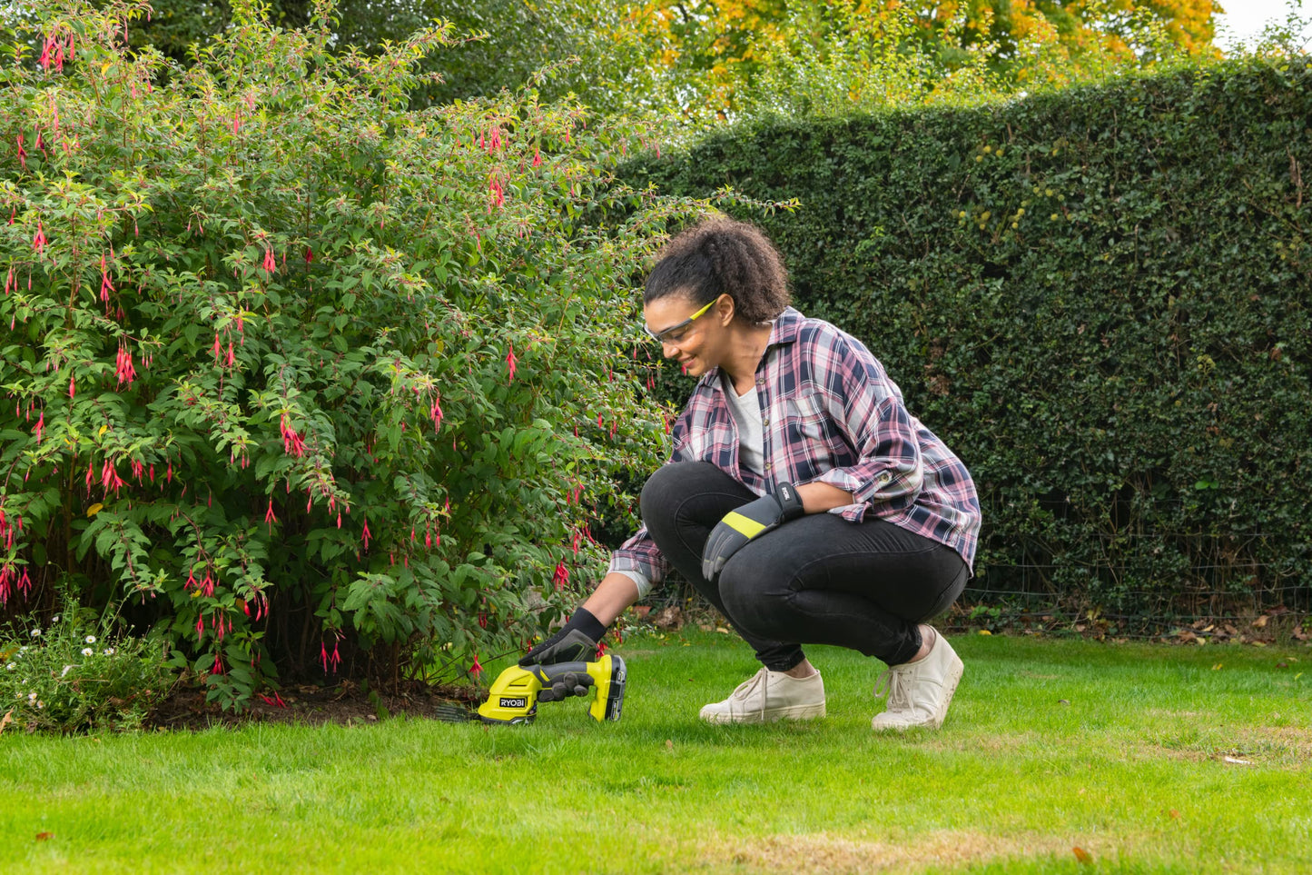 Ryobi - Lawn shear (120 mm blade) / plant sculptor (200 mm blade) 18V - sold without battery or charger - RY18GSA-0