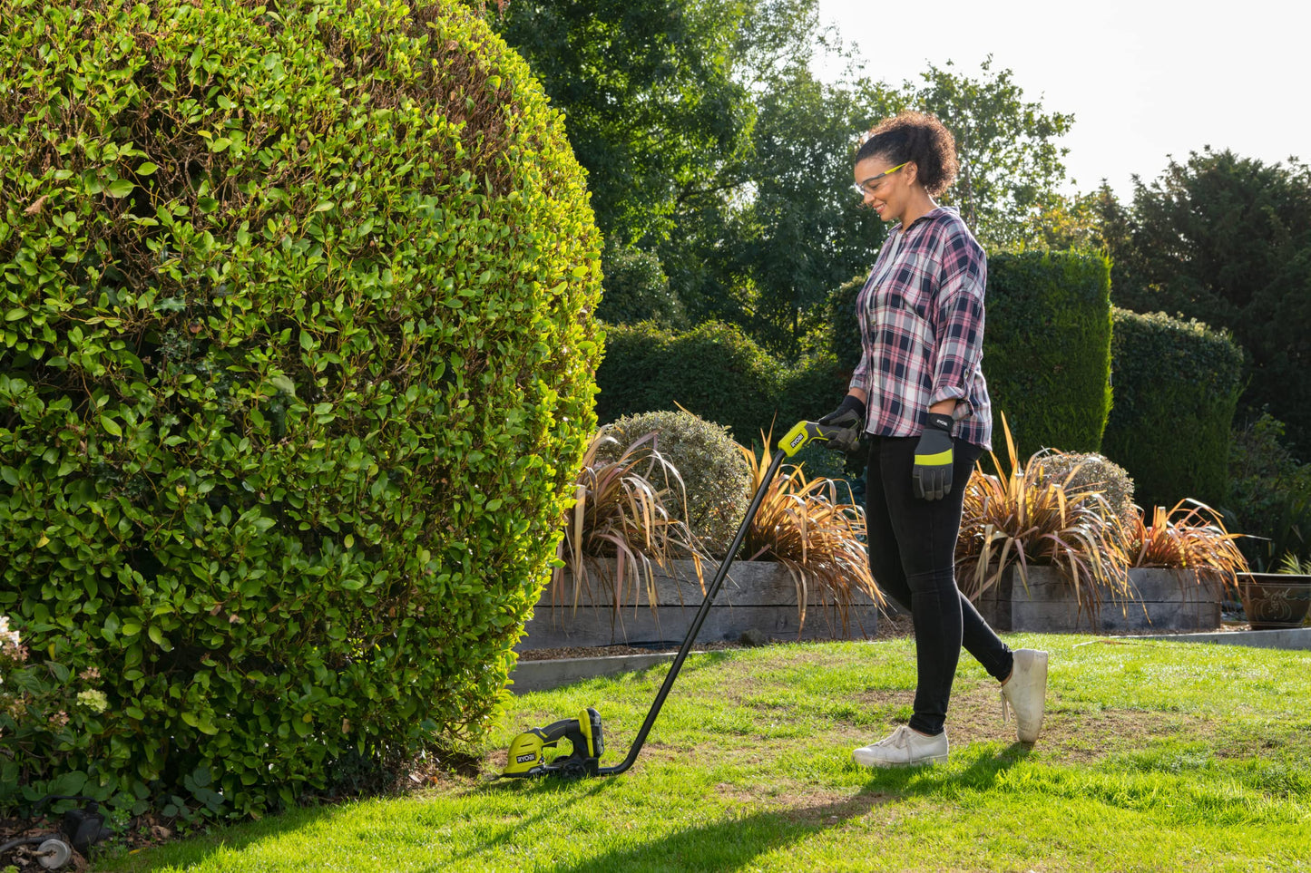 Ryobi - Lawn shear (120 mm blade) / plant sculptor (200 mm blade) 18V - sold without battery or charger - RY18GSA-0